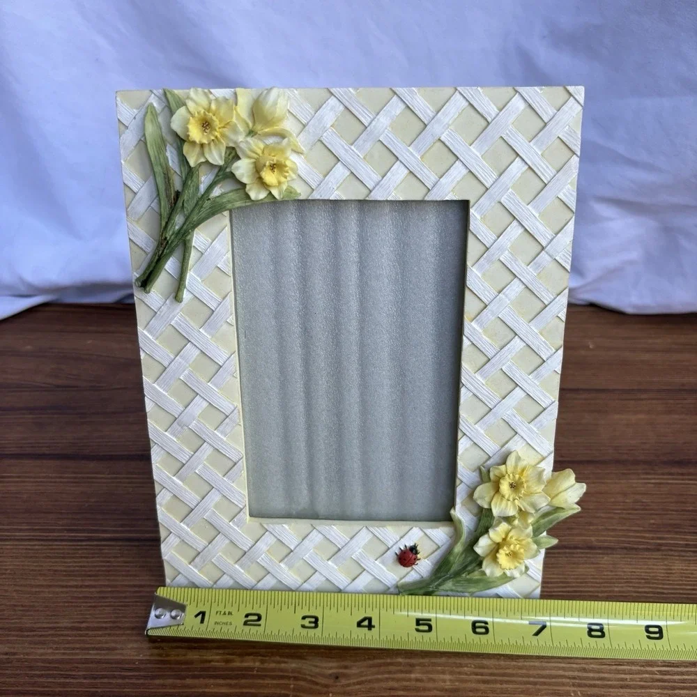 Vintage Floral Picture Frame Daffodils Ladybug Lattice Design Resin 4x6